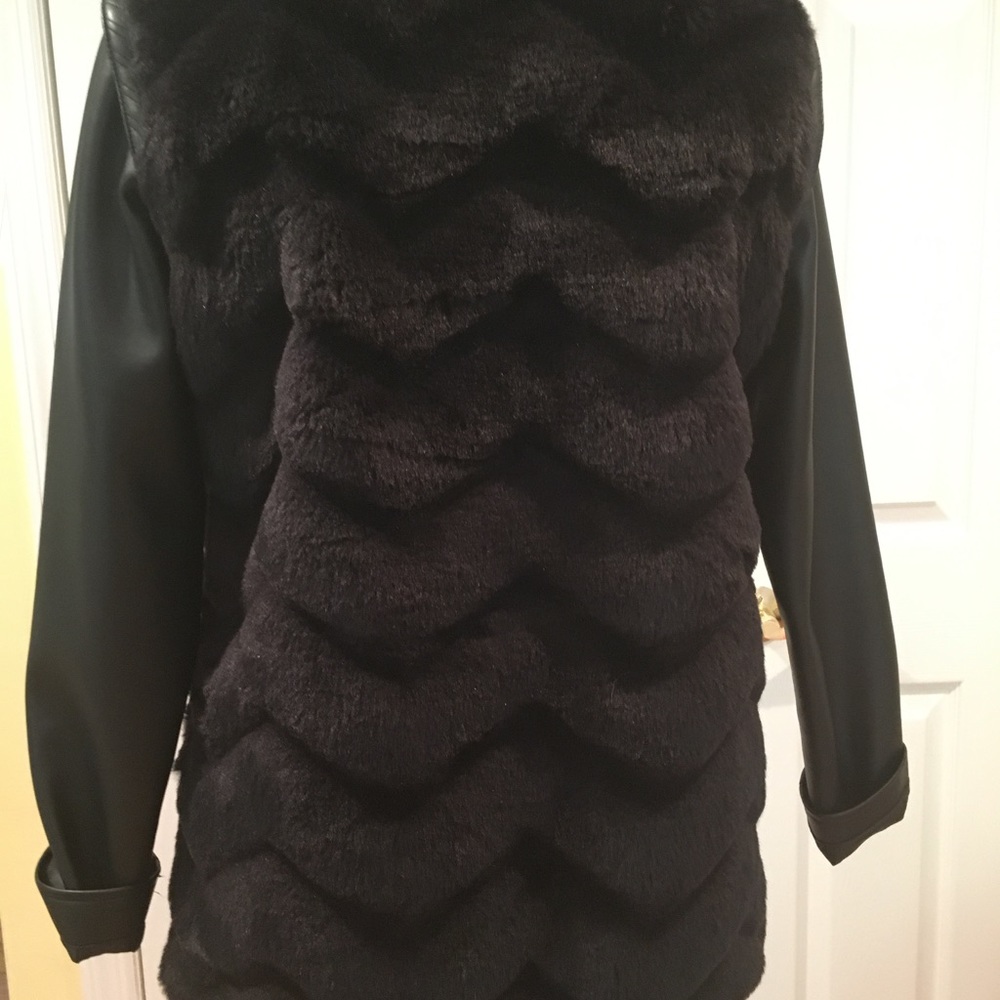 Winter is  here! Trendy 3/4 black parka fake fur.
